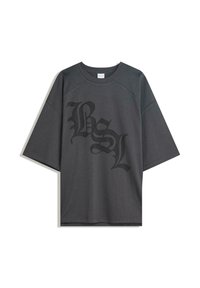 Sötét szürke, rövid ujjú hálós póló, laza szabással. A frontoldalán feltűnő fekete "BSL" logó található. Kerek nyakkivágás és légáteresztő textúra.