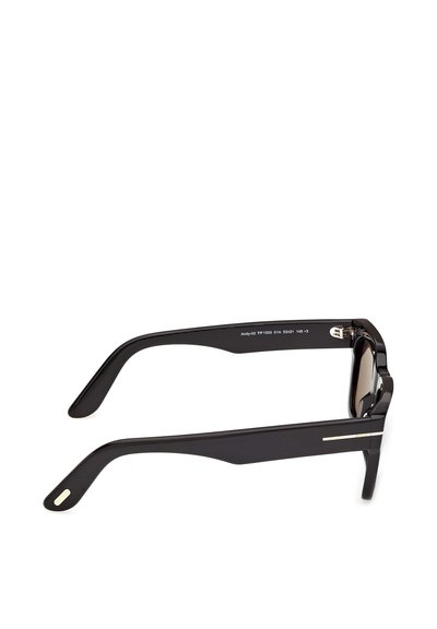 Ochelari de soare negri, dreptunghiulari, cu brațe groase și o dungiță subțire argintie pe ambele tample.