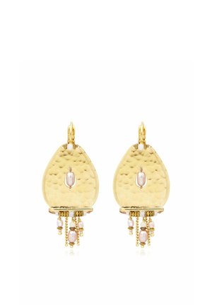 Boucles d'oreilles en forme de goutte martelée dorée avec perle ovale centrale et petites perles pendantes ainsi que chaînes de perles dorées.