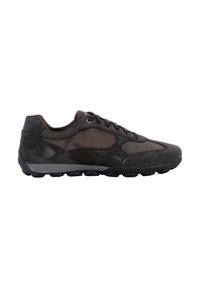 Scarpa sportiva grigio scuro con una combinazione di suede liscio e testurizzato, punta arrotondata, design con lacci e suola flessibile in gomma nera.