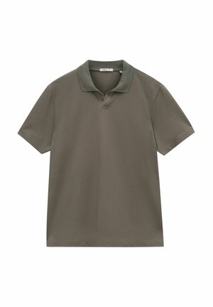 Oliwkowa koszulka polo uszyta z gładkiego materiału, z standardowym kołnierzykiem i krótkimi rękawami. Zawiera subtelny dekolt w kształcie litery V.