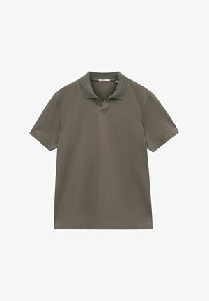 Oliwkowa koszulka polo uszyta z gładkiego materiału, z standardowym kołnierzykiem i krótkimi rękawami. Zawiera subtelny dekolt w kształcie litery V.