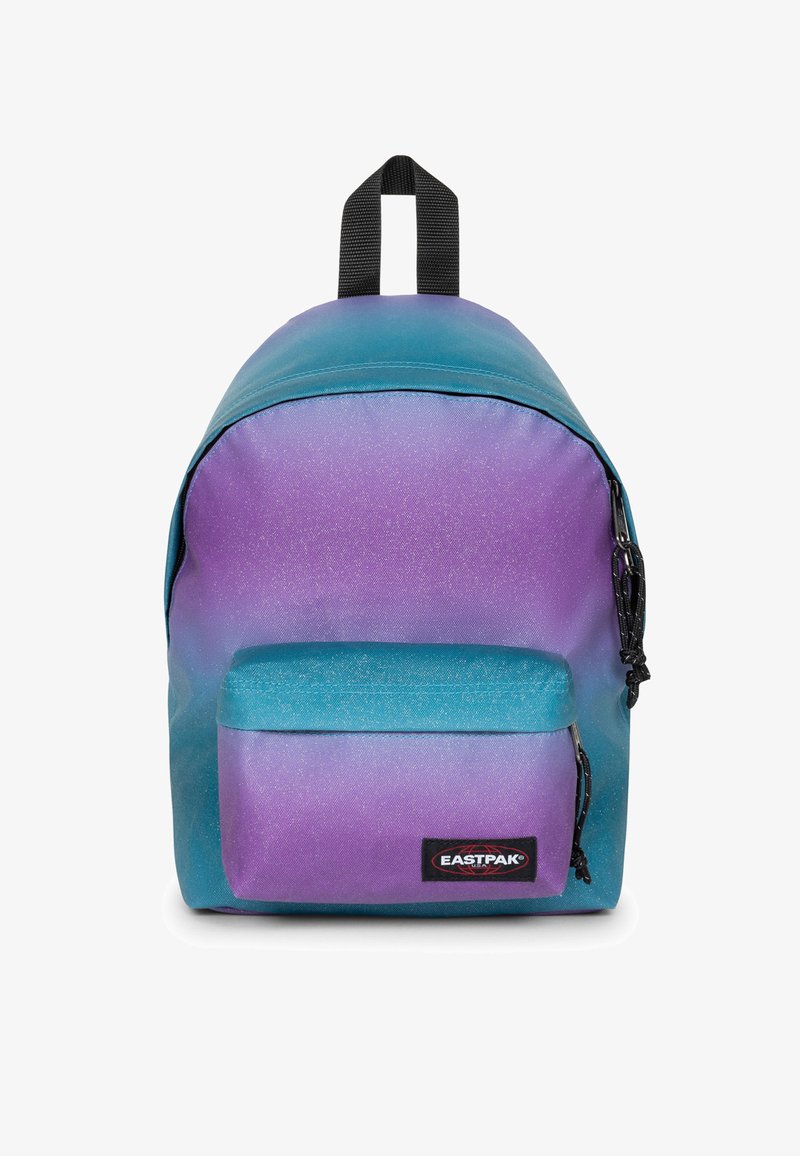 Plecak z gradientem turkusu i fioletu, wykonany z gładkiego, trwałego materiału. Wyposażony w przednią kieszeń oraz czarną naszywkę z logo.