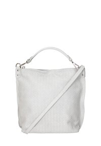Borsa in pelle intrecciata bianca con forma strutturata. Presenta un manico superiore, una tracolla regolabile e dettagli in metallo.