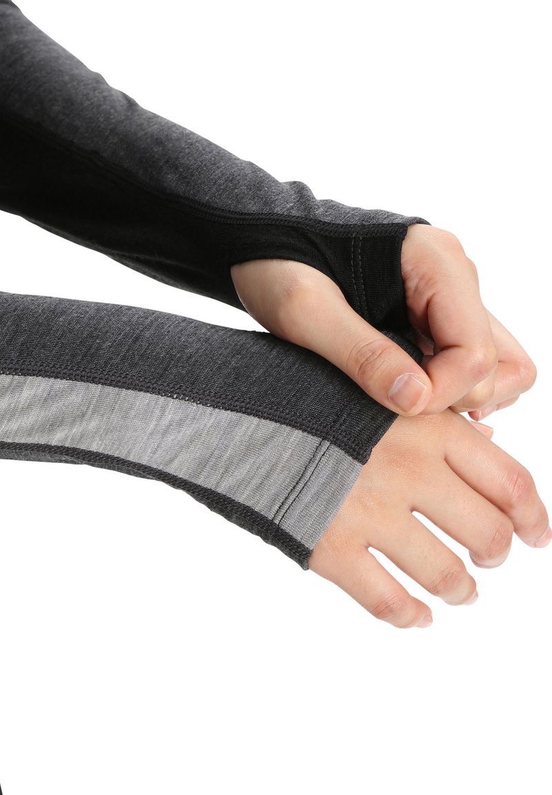 Długi rękaw bluzki w czarno-szarym wzorze kolorystycznym. Charakteryzuje się dopasowanym krojem oraz otworami na kciuki przy mankietach. Wykonana z miękkiego, elastycznego materiału.