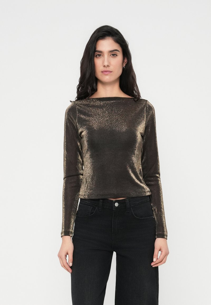 Μεταλλική μπλούζα με μακριά μανίκια σε σκούρο μπρονζέ χρώμα, με λαιμόκοψη τύπου βάρκα και εφαρμοστό σχέδιο, συνδυασμένη με ψηλόμεσο μαύρο παντελόνι. Λειανή υφή, λαμπερό φινίρισμα.