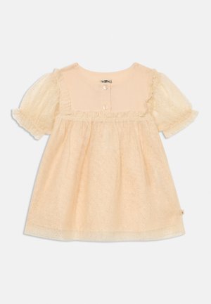 Robe de couleur pêche avec des manches courtes à volants. Superposition transparente avec des paillettes, fermeture à boutons à l'avant, et détail de buste froncé.