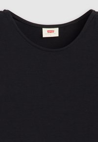 Tricou negru cu guler rotund, fabricat dintr-un țesut de bumbac moale, având un mic etichetă Levi's cu logo la gulerul interior. Simplu și fără ornamentații.