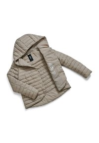Giacca puffer beige con design trapuntato, cappuccio grande, chiusure a scatto e dettagli del logo discreti sulla manica. Tessuto liscio.