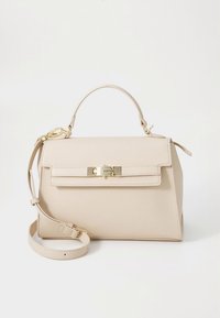 Beige väriyinen rakenteellinen käsilaukku, jossa on yläkahva, irrotettava olkahihna, kultasävytteinen lukko ja teksturoitu pinta. Ominaisuuksiin kuuluu läppäkiinnitys.
