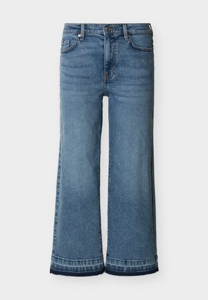 Jean en denim bleu taille haute à jambes larges avec fermeture à boutons et zip, poches avant, passants pour ceinture et ourlets cousus.