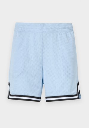 Ανοιχτό μπλε δικτυωτές βερμούδες με ελαστική μέση, που διαθέτουν μαύρες και λευκές ρίγες κατά μήκος του τελειώματος και στο πλάι. Δύο πλαινά τσέπες.