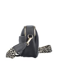 Sort struktureret læder crossbody taske med dobbelt guld lynlås og aftagelig leopardprint-strop, vist fra sideprofil.