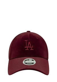 Cappellino da baseball bordeaux con una texture vellutata, caratterizzato da un logo LA ricamato in tono. Clip regolabile sul retro, design con corona rotonda.