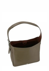 Lederhandtasche in Taupe mit einem einzelnen verstellbaren Träger, offener Oberseite und brauner Innenauskleidung. Verfügt über minimales silbernes Zubehör und einen Druckverschluss.