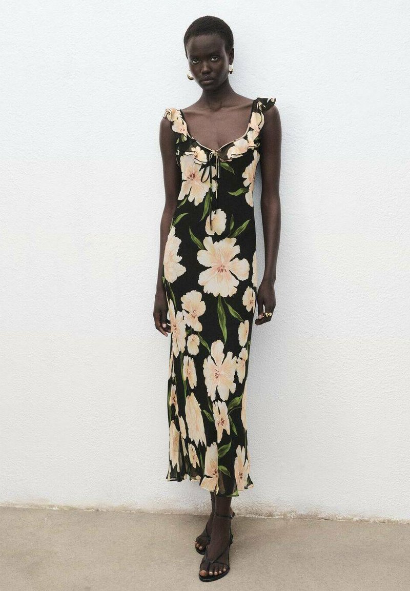 Zwarte bloemenjurk met een getailleerde silhoutte, ruches op de schouderbanden, roze bloemen en bladmotieven. Verfijnd met een strik bij de halslijn.