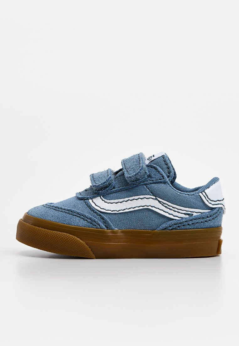 Blauwe canvas sneakers met witte accenten, klittenbandsluitingen, versterkte stiksels en een bruine rubberen zool. Laag-top ontwerp, compacte vorm.