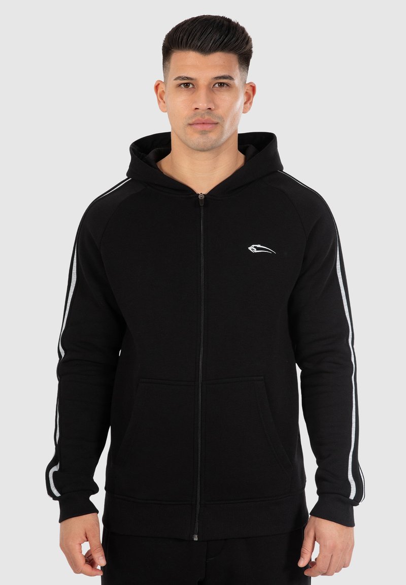 Felpa nera con zip e tasca frontale, righe grigie sulle maniche e logo bianco sul petto. Ha una vestibilità comoda e un cappuccio.
