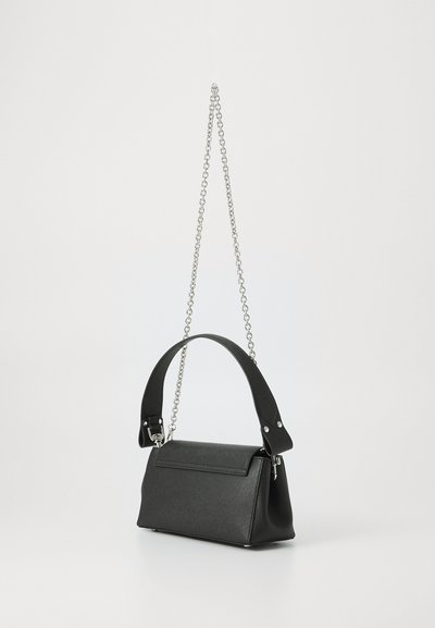 Melnas sintētiskas somas ar struktūrveida formu, kas aprīkota ar ķēdes siksniņu un plakanu augšējo atloku. Gluda tekstūra ar sudraba aksesuāriem.