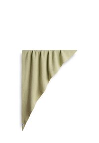 Écharpe tricotée triangulaire texturée de couleur vert clair, étalée à plat avec de légers plis sur un fond blanc, avec une petite étiquette blanche dans le coin.