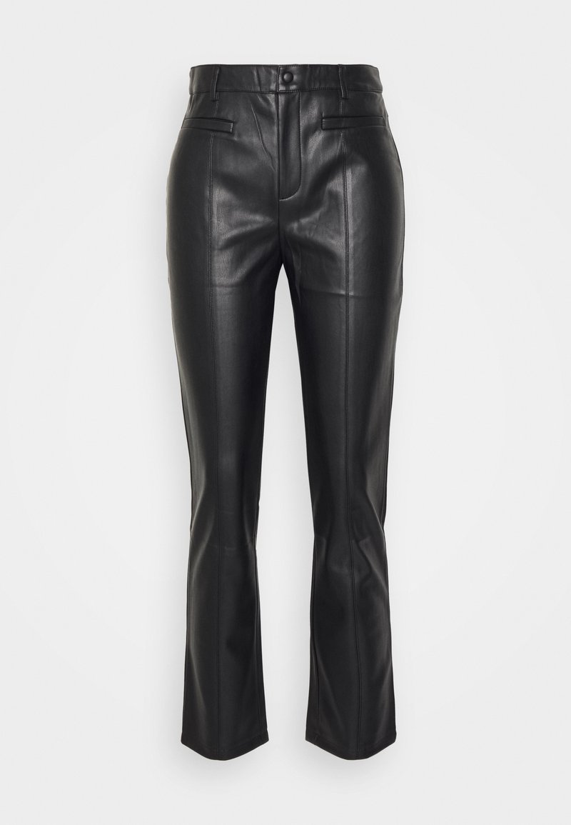 Pantalon droit en similicuir noir avec fermeture devant par bouton et zip, deux poches fendues devant, avec détails de coutures.