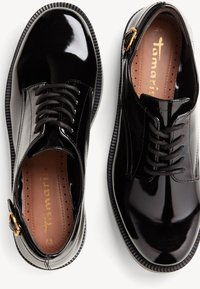 Schwarze Lacklederschuhe mit runden Zehen, glatter Textur und Schnürdesign. Verfügt über goldene Beschläge und braune Innensohlen mit Markenlogo.
