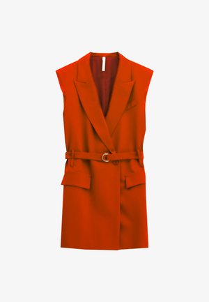 Vestito blaser rosso senza maniche con cintura, colletto a revers, tasche a toppa e chiusura con un bottone.
