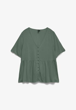 Saliegroene blouse met korte mouwen, V-hals, voorste knopen bedekt met stof en een geplooid detail bij de taille, weergegeven op een witte achtergrond.
