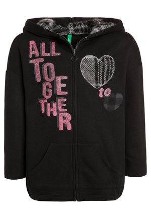 Czarna bluza z kapturem zapinana na zamek, z różowym, brokatowym napisem "ALL TOGETHER" oraz dwoma naszywkami w kształcie serc z wzorem na froncie, z podszytym kapturem wyściełanym miękkim polarem.