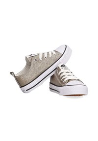 Zapatillas de lona en beige metálico con detalles en blanco. Cuentan con un diseño de cordones, suela de goma y parte superior texturizada. Forma clásica de corte bajo.