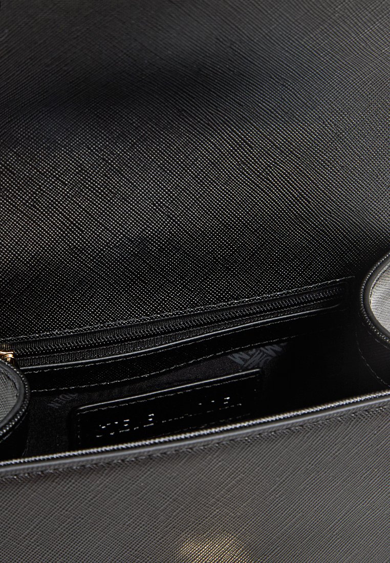 Interno di una borsa nera testurizzata con un comparto con zip, foderato in maniera liscia e tasche laterali rotonde per una migliore organizzazione.
