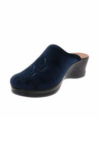 Zoccolo in suede blu navy con un design curvo, caratterizzato da un tacco a zeppa nera e delicati ricami floreali sulla superficie superiore.