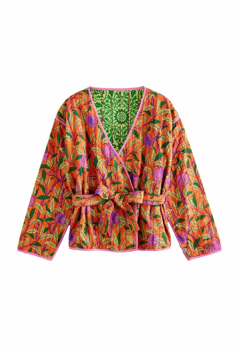 Veste à manches longues matelassée multicolore avec un motif floral vibrant en orange, rose et vert, dotée d'une ceinture à nouer à la taille.