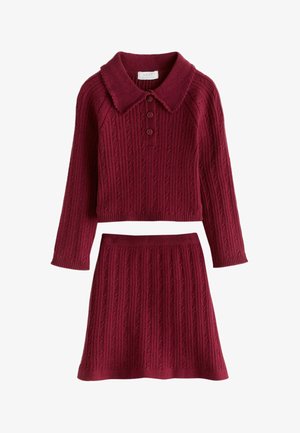 Ensemble tricoté bordeaux deux pièces avec un haut col boutonné à manches longues et une jupe côtelée assortie.