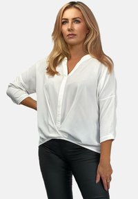 Weiße Bluse mit V-Ausschnitt und geknotetem Frontdetail, aus einem glatten, leichten Stoff gefertigt. Verfügt über Dreiviertelärmel und einen lockeren Schnitt.