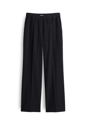 Schwarze weite Hosen mit elastischem Bund, flacher Vorderseite und seitlichen Taschen, auf weißem Hintergrund präsentiert.