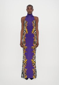 Langes lila Kleid mit hohem Ausschnitt, das mit filigranen gelben und rosa Blumenmustern sowie schwarzen und weißen Zebra-Streifen an den Seiten versehen ist.