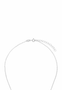 Collar de cadena de plata con un diseño delicado, eslabones finos y un cierre de langosta. Presenta una longitud ajustable con una cadena de extensión.