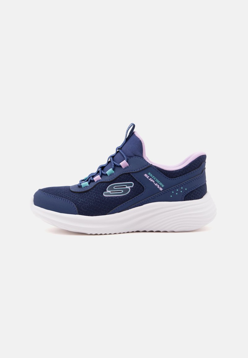 Chaussure de sport Skechers bleu marine avec accents roses, empeigne en mesh, semelle blanche épaisse et design à lacets, vue de côté.