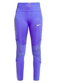 Fialové sportovní legíny s vysokým pasem, síťovanými panely, květinovými akcenty na stranách a malým bílým logem poblíž boků.