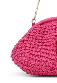 Borsa clutch intrecciata rosa con forma arrotondata. Realizzata in materiale testurizzato, presenta una tracolla in oro e una parte superiore strutturata.