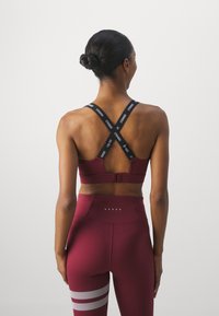 Stronger POWER BRA - Športni modrček z močno podporo - zinfandel