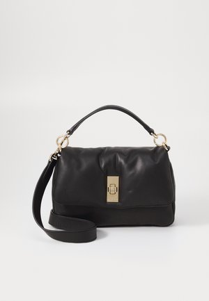 Čierna kožená kabelka so zlatým zapínaním a kovovými doplnkami, s pevnou konštrukciou, horným uchom a odnímateľným ramenným popruhom.