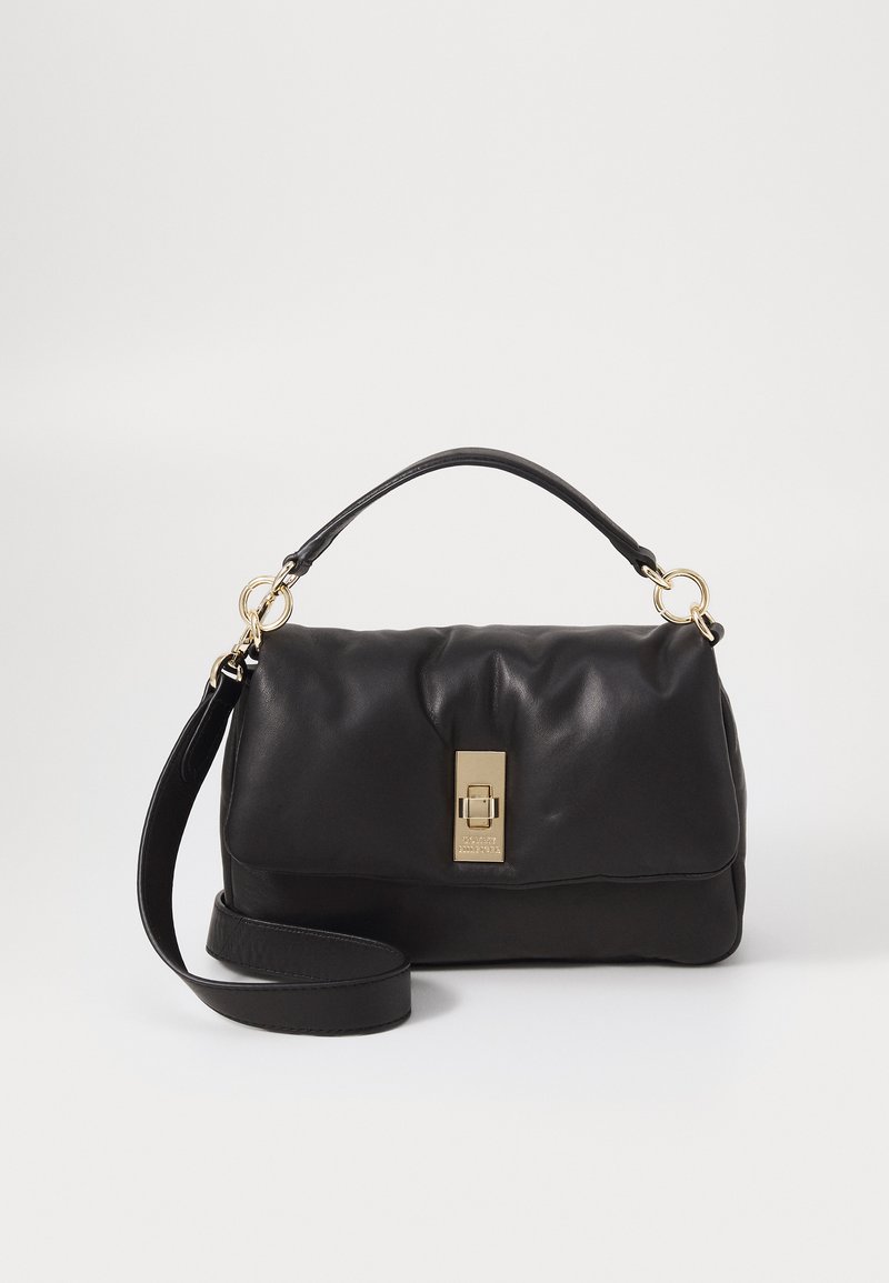 Μαύρη δερμάτινη τσάντα με χρυσό κούμπωμα και μεταλλικά στοιχεία, που διαθέτει δομημένο σχήμα, λαβή από πάνω και αποσπώμενο ιμάντα για τον ώμο.