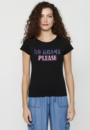 Camiseta negra de manga corta con el texto "SIN DRAMA, POR FAVOR" en rosa y azul, con un diseño gráfico texturizado.