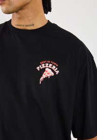 YOURTURN UNISEX - Marškinėliai su spaudiniu - true black