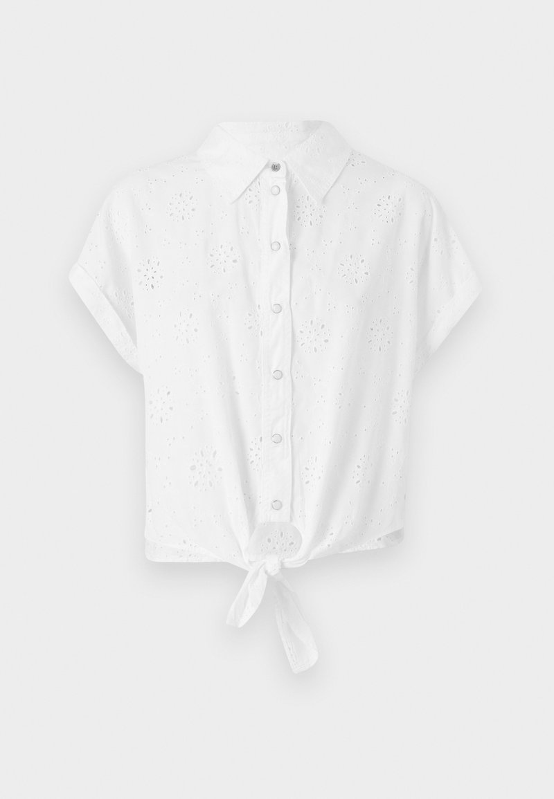Camisa blanca de manga corta con cuello, botones en la parte delantera y un dobladillo anudado. Presenta un diseño de bordado de ojetes para añadir textura y detalle.
