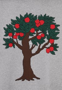 Tissu tricoté présentant un arbre marron avec des feuilles vert foncé et des pommes rouges, sur un fond gris clair.
