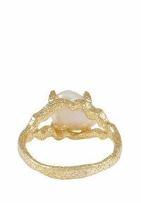 Guldring med en texturerad, vågig band; har en central rund pärla; matt finish med subtil glans runt kanterna.