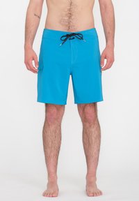 Blaue Badehose aus leichtem Material, mit einem elastischen Bund und Zugband sowie seitlichen Taschen. Glatte Textur und sauberer Schnitt.